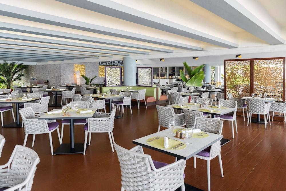 Avani Barbarons Seychelles Resort Grand Anse  Buitenkant foto