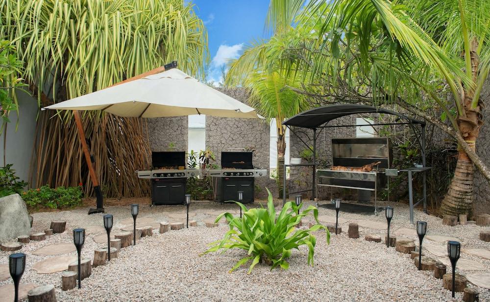 Avani Barbarons Seychelles Resort Grand Anse  Buitenkant foto